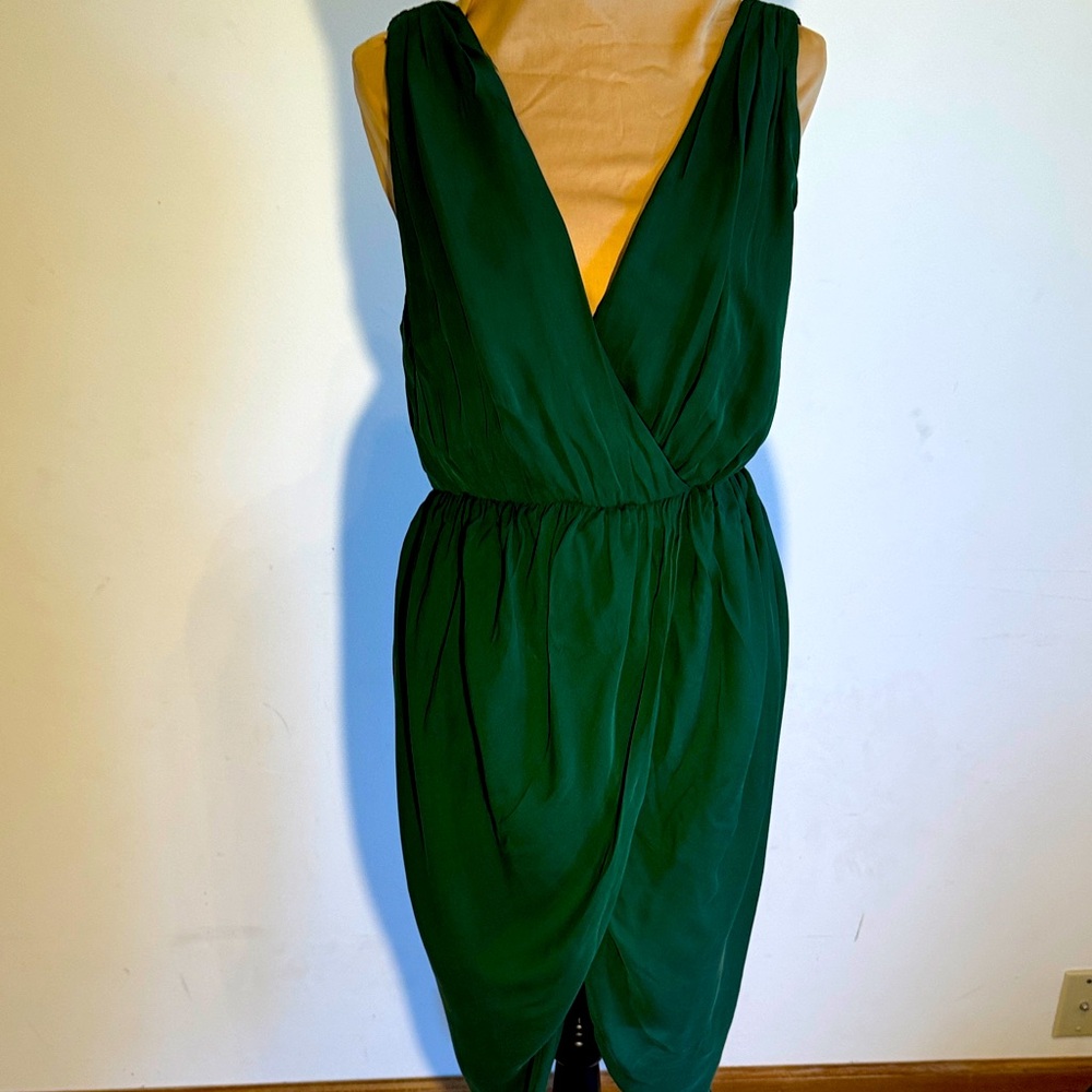 Alice and Olivia 
Elegant Green Sleeveless Dress